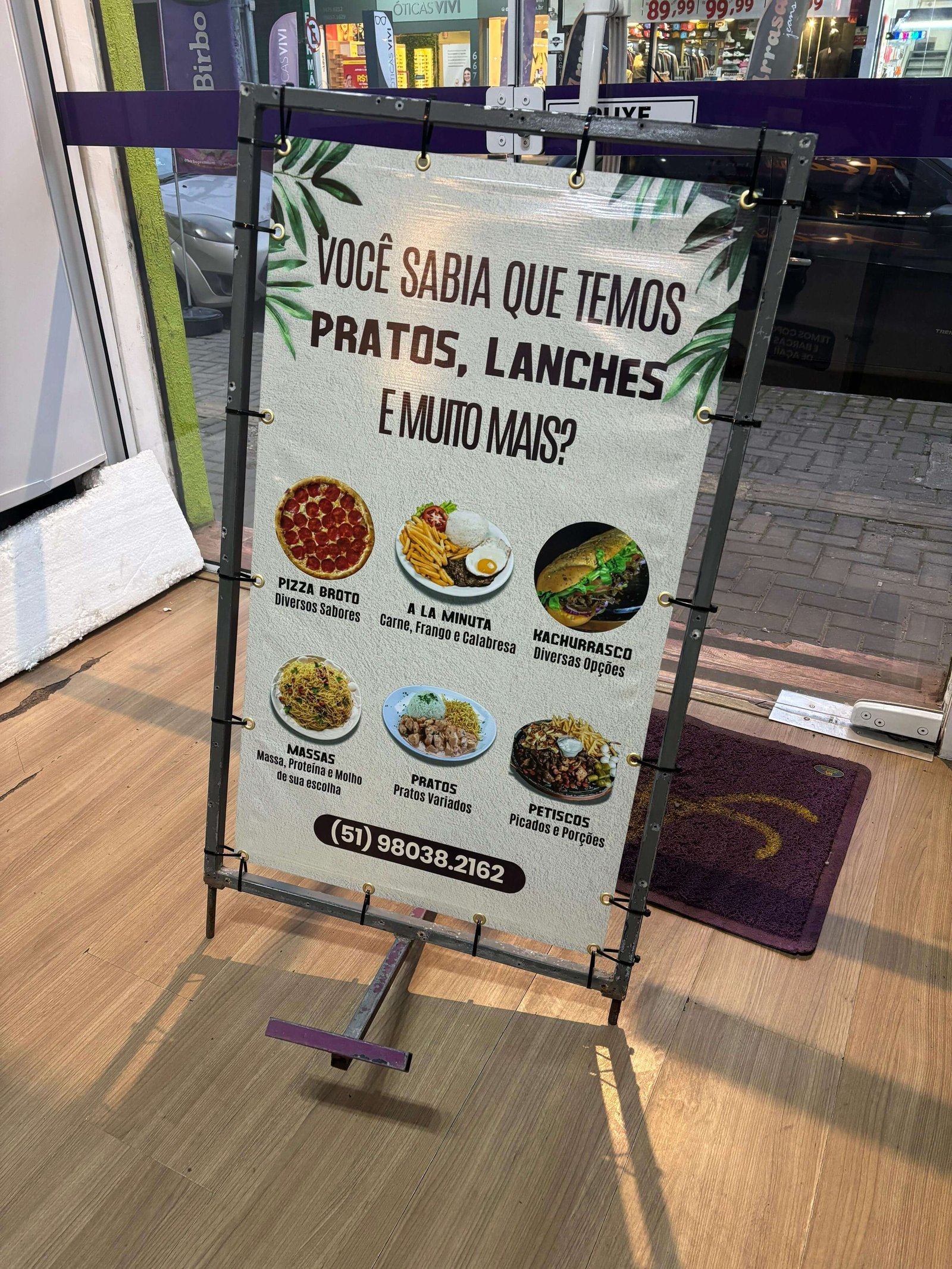 Caminhões e frotas de veículos com design, recorte e instalação pela Jemyny Comunicação Visual.